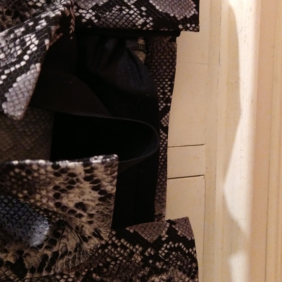 Michael Kors snakeskin print skirt Sz 4P - Picture 6 of 8